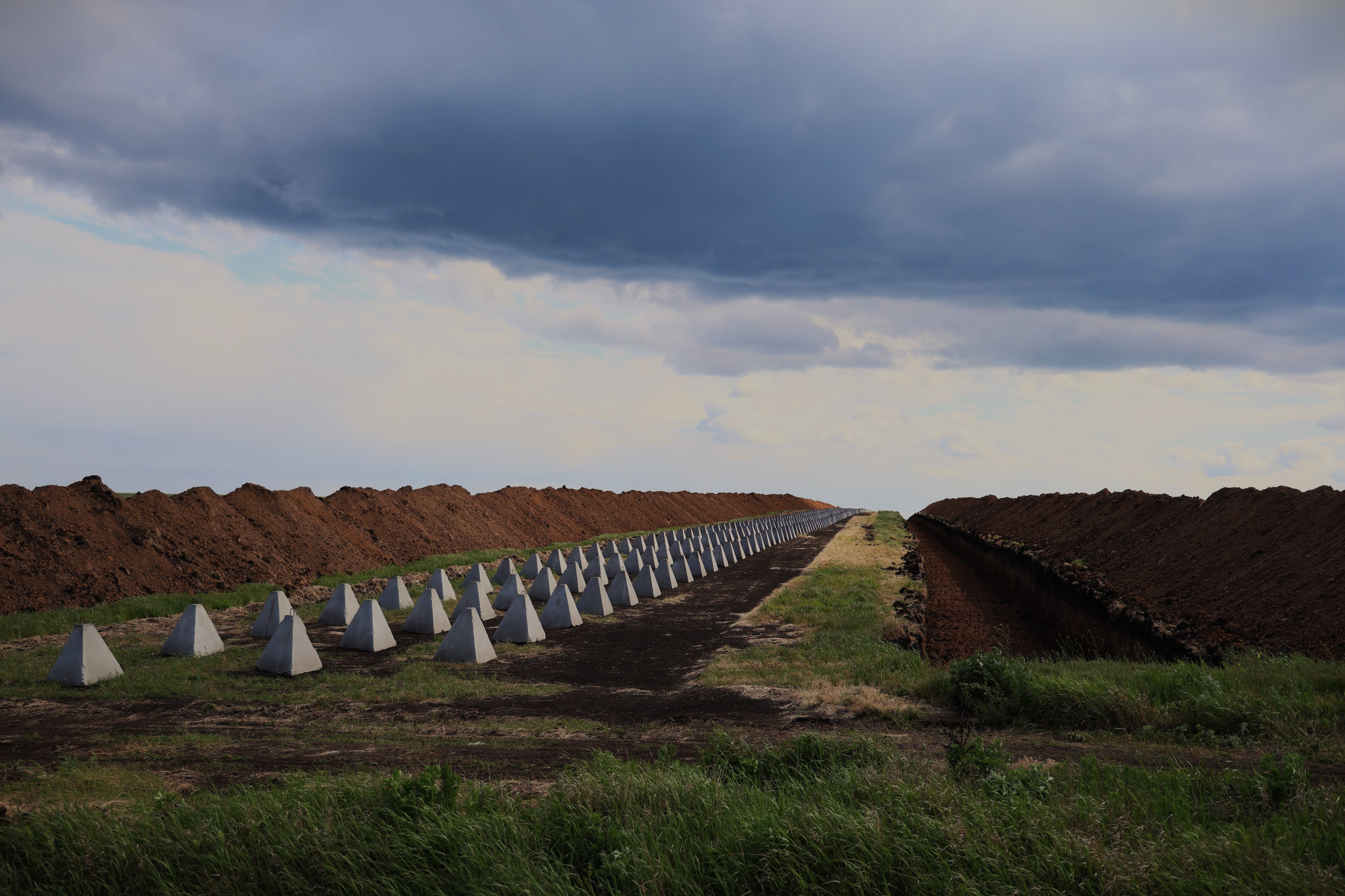 Zanjas, montículos de tierra y dientes de dragón para impedir el avance de las tropas rusas en la región de Donetsk.