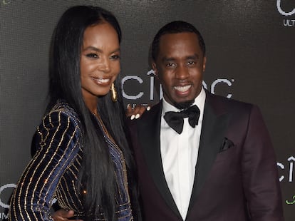 Kim Porter y Sean Combs en la fiesta de cumpleaños del músico, en noviembre de 2015 en Beverly Hills, California. 