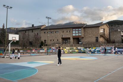 The playground of the CEIP Sant Serni school, in Prats i Sensor (Lleida), which welcomes children of various ages.