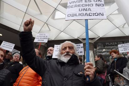 Un momento de la concentración frente a los juzgados de Plaza de Castilla de Madrid convocada por la asociación Derecho a Morir Dignamente en apoyo a Ángel Hernández, al día siguiente de que este ayudara a morir a su esposa, María José Carrasco.