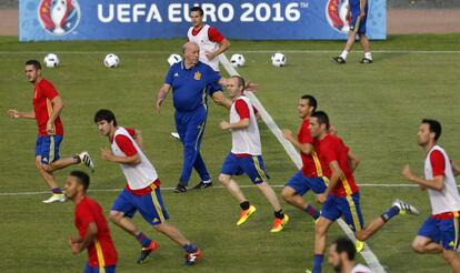 España, vigente campeona de Europa, inició el largo camino a su segunda defensa de corona con un primer día de trabajo en la Isla de Ré. En la imagen, Vicente del Bosque, durante el entrenamiento de la selección española.