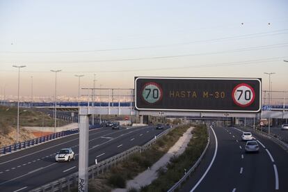 Paneles informativos anunciado la limitación de velocidad a 70 km/ h.