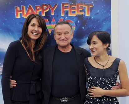 Robin Williams entre su tercera esposa (izquierda) y su hija Zelda.