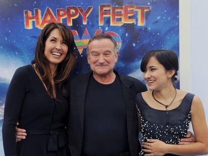 Robin Williams entre su tercera esposa (izquierda) y su hija Zelda.