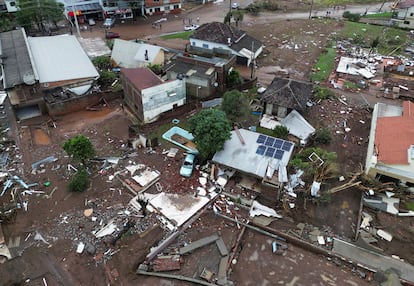 Vista aérea que muestra casas destruidas en Rio Grande do Sul. Más de medio millón de hogares están sin agua y unos 330.000 sin electricidad.