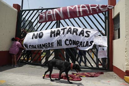Personas cuelgan pancartas afuera de la Universidad Nacional Mayor de San Marcos (UNMSM), este miércoles en Lima.