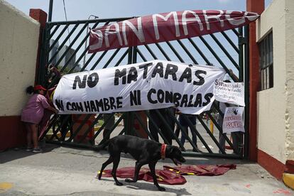 Personas cuelgan pancartas afuera de la Universidad Nacional Mayor de San Marcos (UNMSM), este miércoles en Lima.