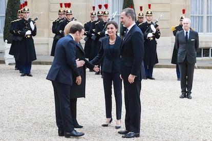 El presidente francés, Emmanuel Macron, saludó a los Reyes de España sin contacto físico.