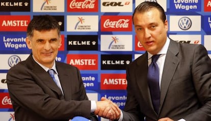 José Luis Mendilibar estrecha la mano del presidente del Levante, Quico Catalán, durante su presentación como nuevo entrenador del Levante.