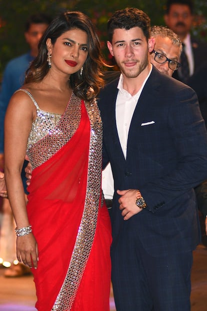 La actriz india Priyanka Chopra y el cantante Nick Jonas acaban de anunciar su compromiso tras dos meses de relación. Muchos se han sorprendido por la rapidez en consolidar su noviazgo y, otros tantos, por la diferencia de edad que separa a la pareja. Ella acaba de cumplir 36 años y él tiene 25. Mientras que los matrimonios y relaciones en los que el hombre es unos cuantos años mayor que ella abundan en Hollywood sin sorprender a nadie, aún se cuestiona aquellas en la que la mujer es más madura. Recopilamos a continuación varios ejemplos que demuestran que Priyanka Chopra y Nick Jonas no están solos.