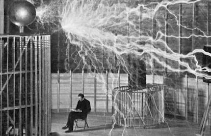 Nikola Testa, sentado ante uno de sus experimentos.