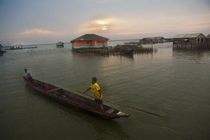 Nueva Venecia, fundada en 1847 sobre las aguas del complejo de humedales de Pajarales, en la Ciénaga Grande de Santa Marta, es una de las dos poblaciones palafíticas de pescadores del interior de humedal que ha cultivado una cultura que en Colombia conocen como "anfibia".