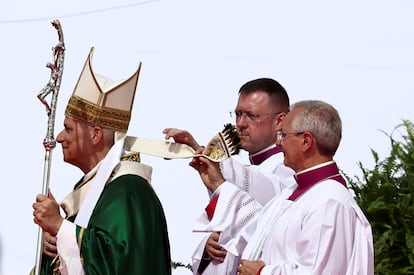 El papa León XIV asiste a la misa por el Jubileo de la Juventud en Tor Vergata (Roma), este domingo.