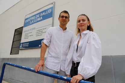 Artem Panchenko y Yuliia Shevchenko, este viernes, frente a la entrada del centro de salud La Loma, de Torrevieja.