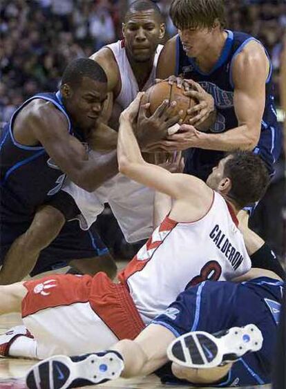 Paul Millsap (izquierda), Kyle Dorver (arriba a la derecha) y Kirilenko (abajo tumbado), luchan por llevase el balón con Johey Graham y Calderón.