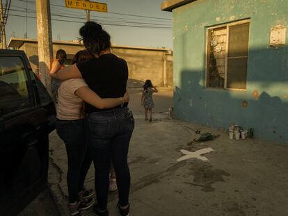 Familiares y amigos de las víctimas colocaron flores y cruces de cal para cubrir la sangre en las calles de la colonia Manuel Cavazos Lerma, en Nuevo Laredo, Estado de Tamaulipas (México).