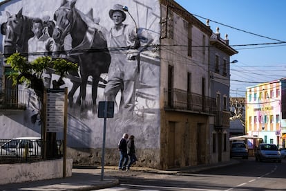 La organizacin pide a los artistas que los motivos de las obras tengan relacin con el mundo rural. <br>En la imagen, payeses labrando con sus mulas pintados en 2017 por el hispanosueco Miquel Wert. Al fondo a la derecha, el colorido edificio de la Germandat de Penelles, que acoge una sala de exposiciones.</br>