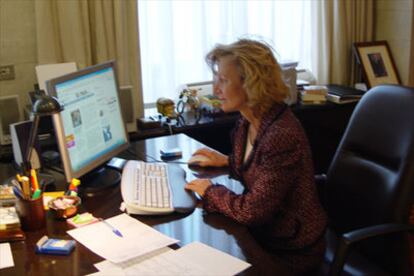 La Ministra Elena Salgado durante la entrevista con los lectores de ELPAIS.es.
