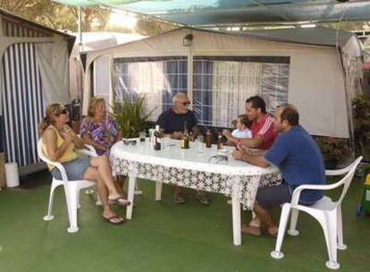 La familia de Amparo López y Luis Carmona en el camping Playa La Bota en Punta Umbría, en Huelva.