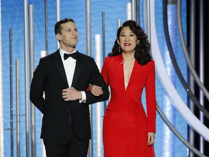 Andy Samberg y Sandra Oh en el inicio de la gala de los Globos de Oro 2019.