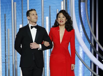 Andy Samberg y Sandra Oh en el inicio de la gala de los Globos de Oro 2019.