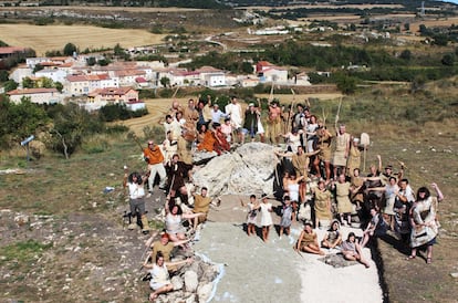 Vecinos de Reinoso (Burgos) disfrazados en una imagen de promoción del dolmen de El Pendón.