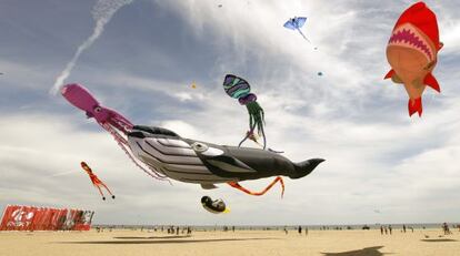 Algunas de las cometas que participan en el festival en la playa de la Malva-rosa de Valencia.