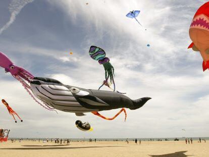 Algunas de las cometas que participan en el festival en la playa de la Malva-rosa de Valencia.