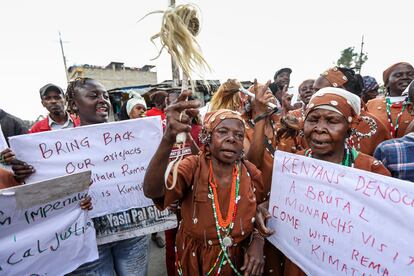 Veteranos de la guerra de los Mau Mau exigen reparaciones por el colonialismo británico, un día antes de la visita del rey Carlos III a Kenia, en una protesta en Nairobi.