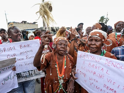 Veteranos de la guerra de los Mau Mau exigen reparaciones por el colonialismo británico, un día antes de la visita del rey Carlos III a Kenia, en una protesta en Nairobi.