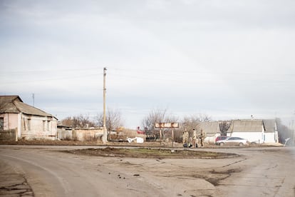 Militares en las inmediaciones de Mezhova, una localidad de Dnipropetrovsk, a 30 kilmetros de la ciudad de Pokrovsk.