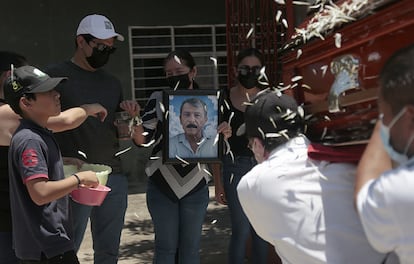 Familiares y amigos de Fredid Román dan el último adiós al periodista en el municipio de Chilpancingo, en el Estado de Guerrero, el 24 de agosto de 2022.