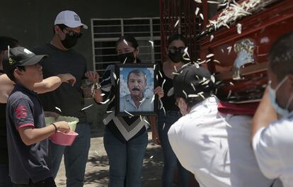 Familiares y amigos de Fredid Román dan el último adiós al periodista en el municipio de Chilpancingo, en el Estado de Guerrero, el 24 de agosto de 2022.