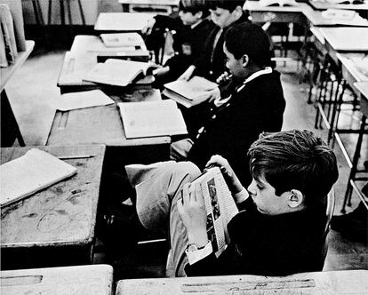 Las editoriales Periférica y Errata Naturae publican la primera edición en español de 'Sobre la lectura', de André Kertész, libro de imágenes de personas de toda edad y condición leyendo en distintos lugares. En la imagen, 'Nueva York. 23 de abril de 1969'.