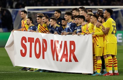 Los jugadores del Nápoles y el Barcelona, con una pancarta contra la guerra en Ucrania antes del partido.