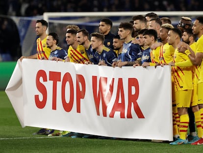 Los jugadores del Nápoles y el Barcelona, con una pancarta contra la guerra en Ucrania antes del partido.