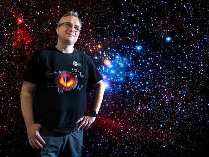 El astrónomo Iván Martí, de 41 años, pertenece a una de las primeras promociones del programa GenT. En la imagen, en el Observatorio Astronómico de la Universitat de València.