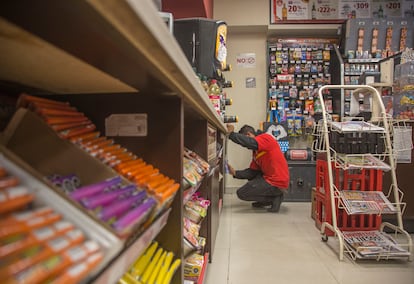 Un refugiado salvadoreño, de 23 años, trabaja en un Oxxo.