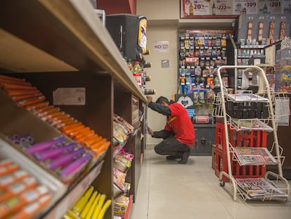 Un refugiado salvadoreño, de 23 años, trabaja en un Oxxo.