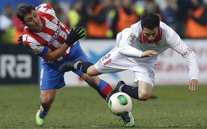 Cicinho, del Sevilla, cae ante Cristian Rodr&iacute;guez.