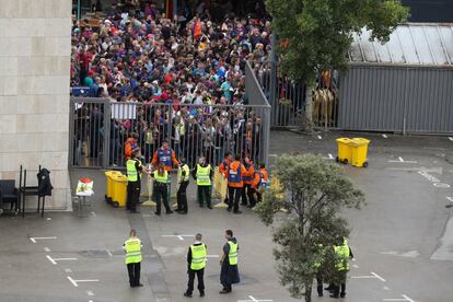 Los asistentes al partido Barcelona - Las Palmas esperan en uno de los accesos del estadio Camp Nou, antes de conocerse la decisión de que el encuentro se disputará a puerta cerrada.