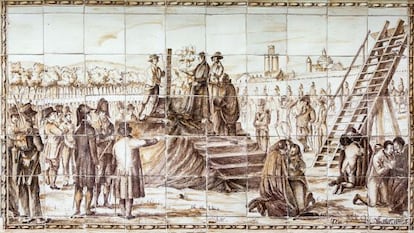 Fragment del panell ceràmic, a la plaça Garriga i Bachs, de Barcelona, on uns burgesos miren l'execució de contraris als francesos