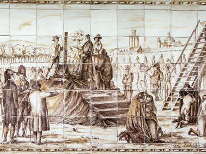 Fragment del panell ceràmic, a la plaça Garriga i Bachs, de Barcelona, on uns burgesos miren l'execució de contraris als francesos