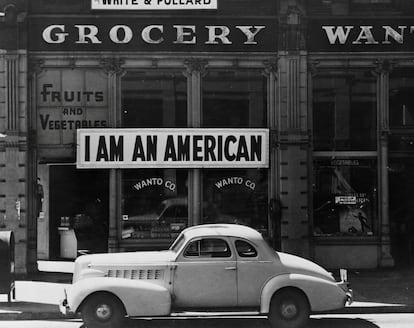 Un gran letrero que dice "Soy americano" colocado en la ventana de una tienda, en las calles 13 y Franklin, el 8 de diciembre de 1942, el día después del bombardeo japonés sobre la base americana de Pearl Harbor, es vista en Oakland (California).