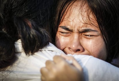 Una joven tailandes llora sin consuelo durante la procesión del féretro con los restos mortales del retrato del rey Bhumibol de Tailandia.