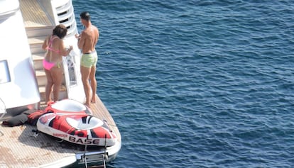 Cristiano Ronaldo con su madre el miércoles en Ibiza.