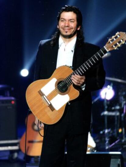 Raimundo Amador con una de sus guitarras tras una actuación en 2000.