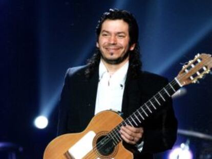 Raimundo Amador con una de sus guitarras tras una actuación en 2000.