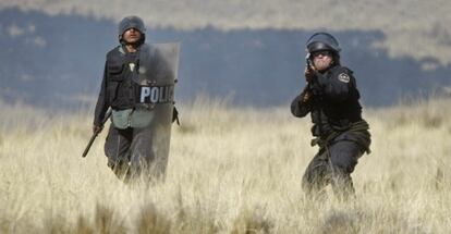 Policía peruanos se enfrentan a la población.