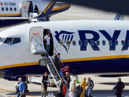 Varios viajeros desembarcan de un avión de la compañía aérea Ryanair. 